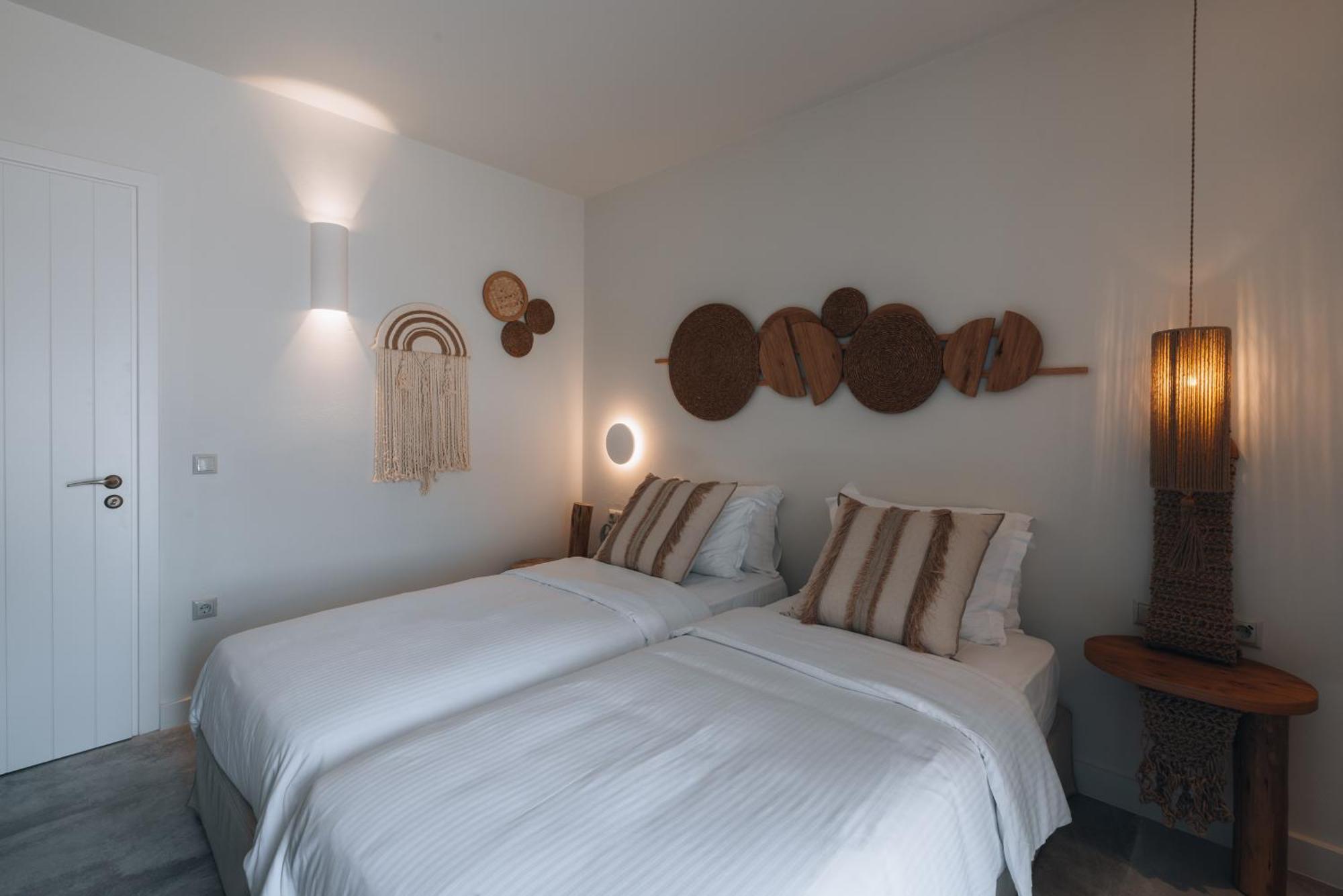 Kosmitis Suites & Villas Nausa Pokoj fotografie