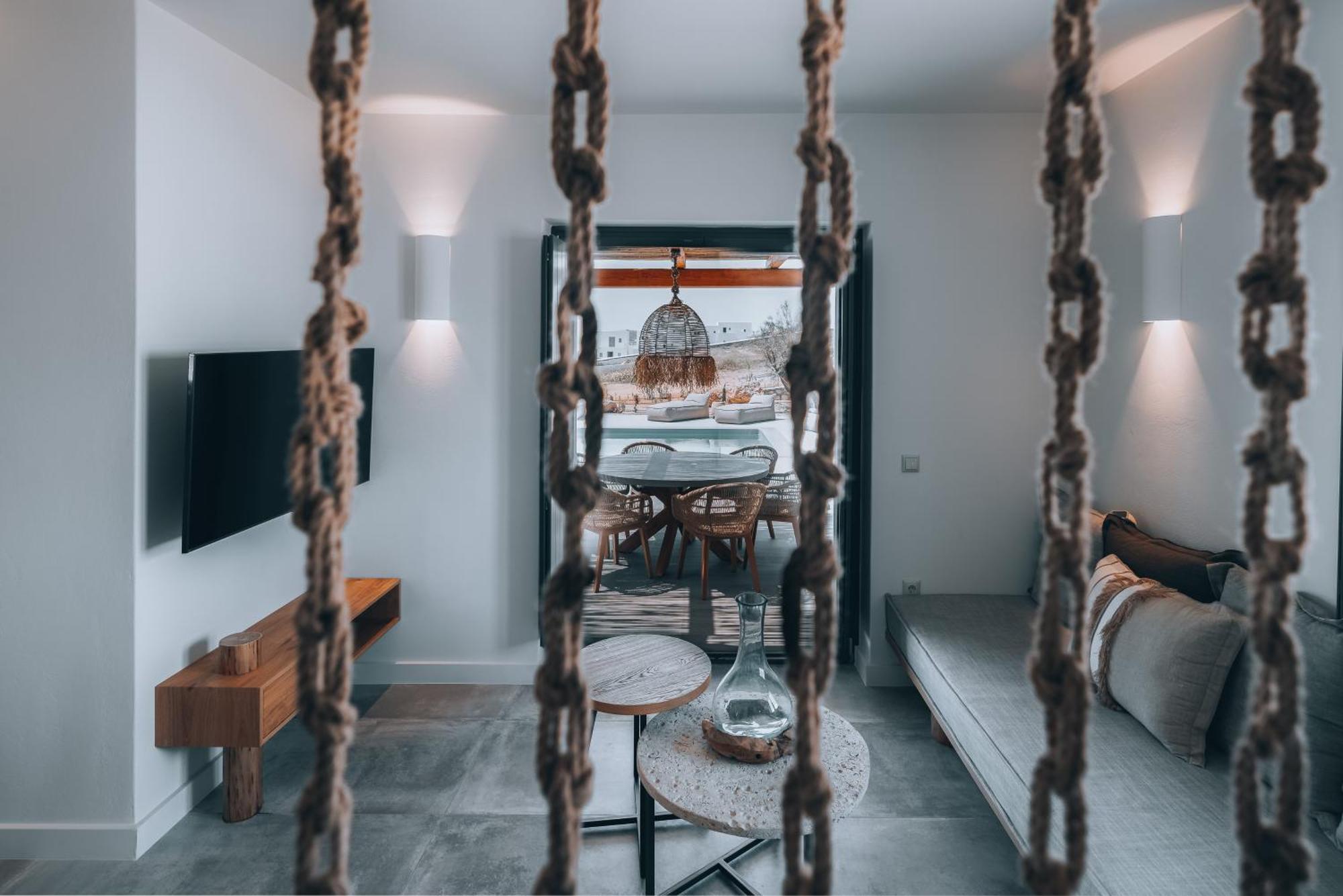 Kosmitis Suites & Villas Nausa Pokoj fotografie